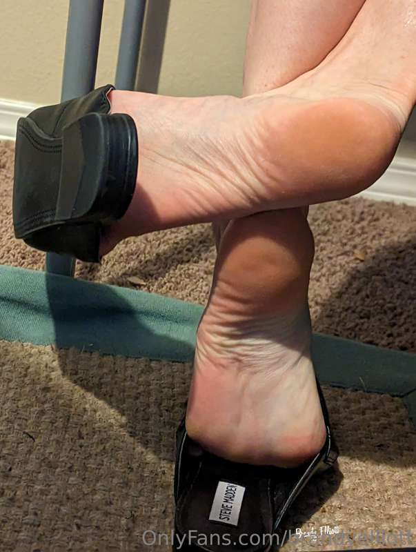 😈 you're not gonna get any work done staring at these soles ..