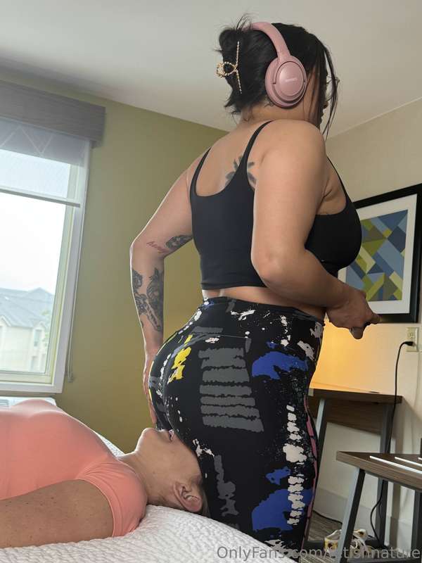  Looks like Gia may need a new gaming chair soon! Any volunt..