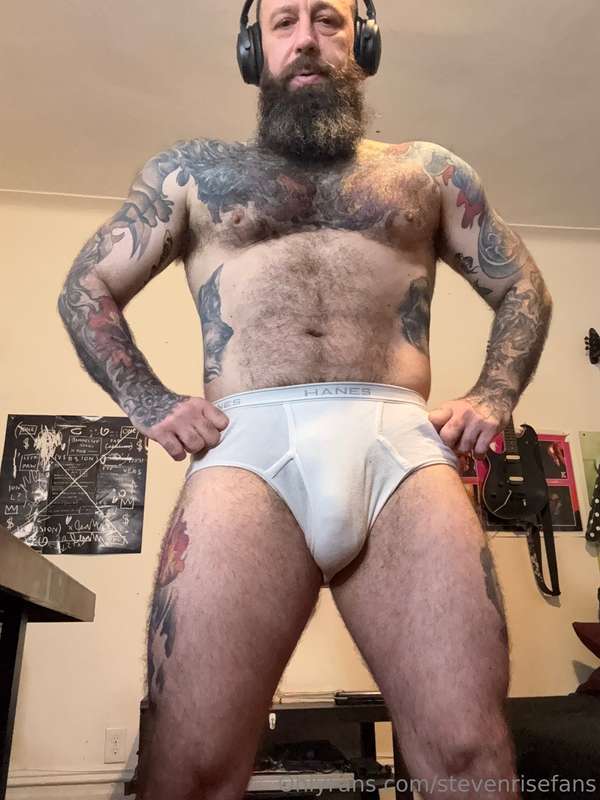 Filling up the tighties nicely 😎