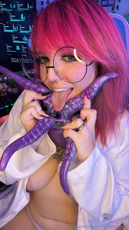 I have a new specimen to examine 🔬💕(I LOVEEEE the tentacles .. 8