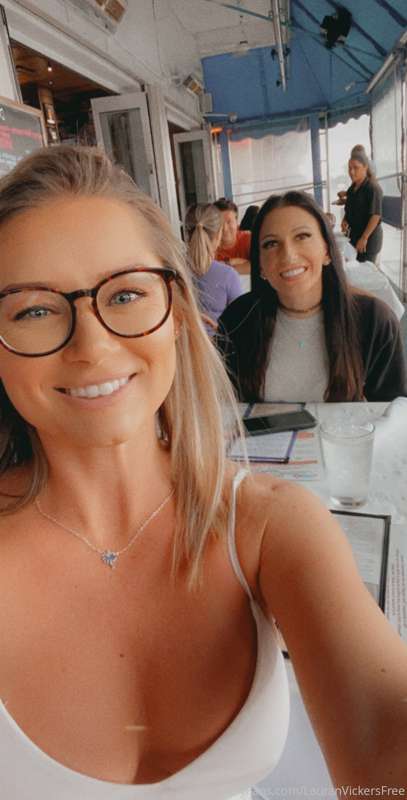 Look who I found at lunch! It’s @alissaavnixxx/@alissaavnifr..