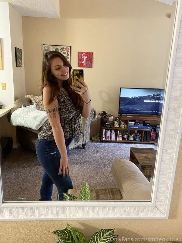 I’m going on a lunch date! 😇 how do I look? 3