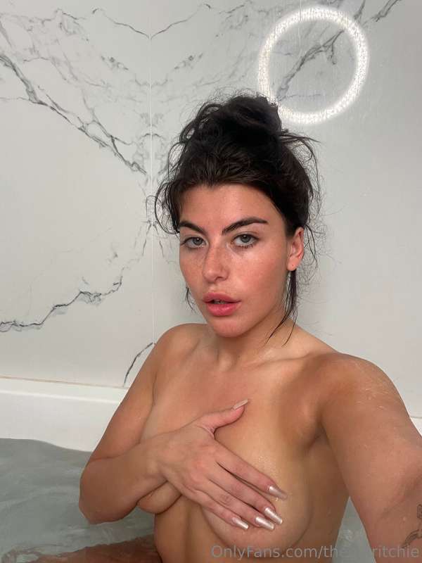 Sending a bunch of nudes to my fans who have their RENEW ON!..