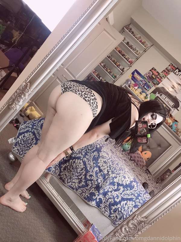 I’m all legs and tail 💙☺️🍑 3