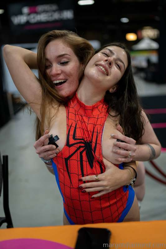 @frenchava is so gorgeous, and her titties make me melt 🥵😍un..