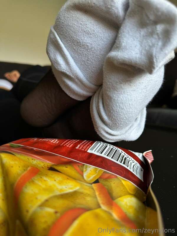 Erst mal die Chips auf den Tisch und die Füße direkt daneben..