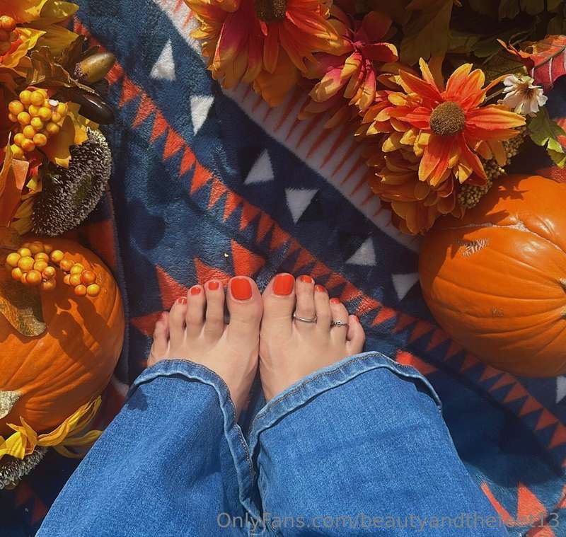 Fall is my favorite season! What about you?? 2