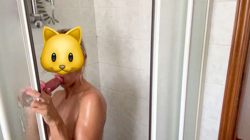 Mi butto sotto la doccia per lavarmi...mi sciacquo, mi cospa.. 1