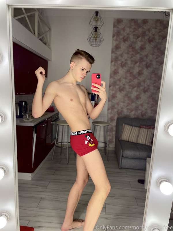 🥳I dance in front of the mirror, and then I take off my pant.. 4