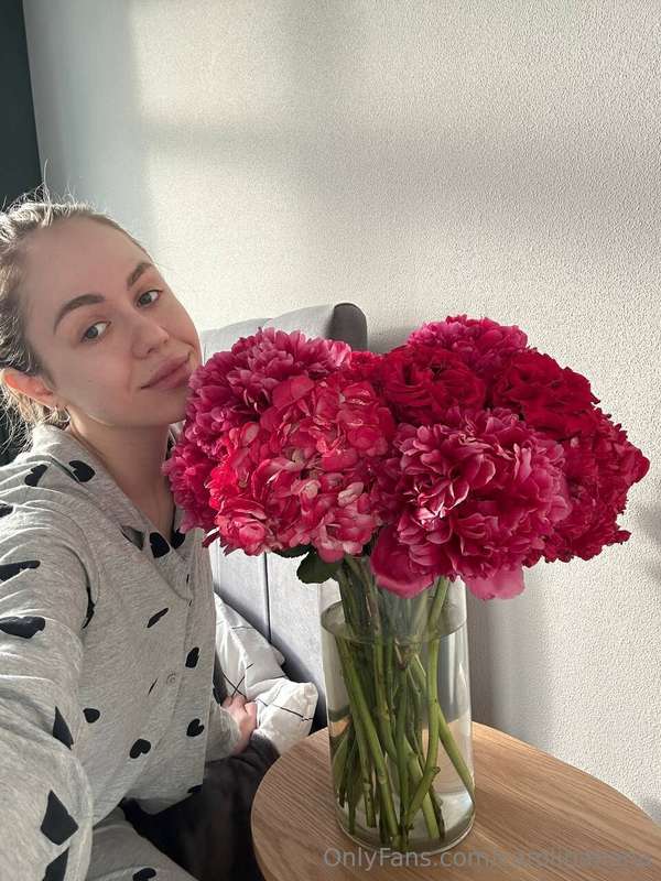 Spring is here, which means it’s time to buy flowers~ 🌷