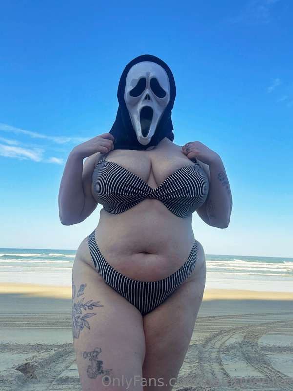 Here for my Halloween beach special 😉 12