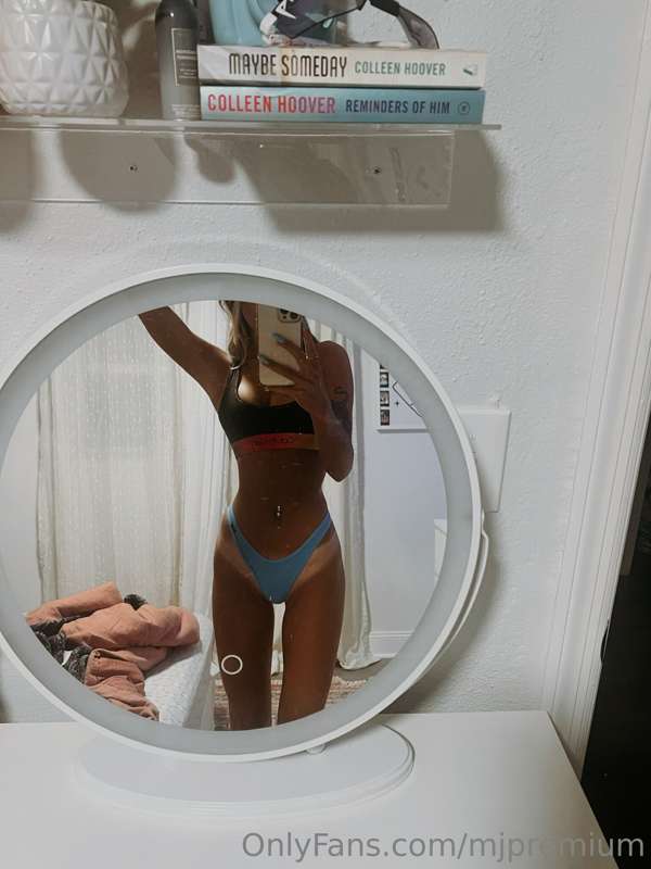 Thongs, ass and tan lines 😏 2