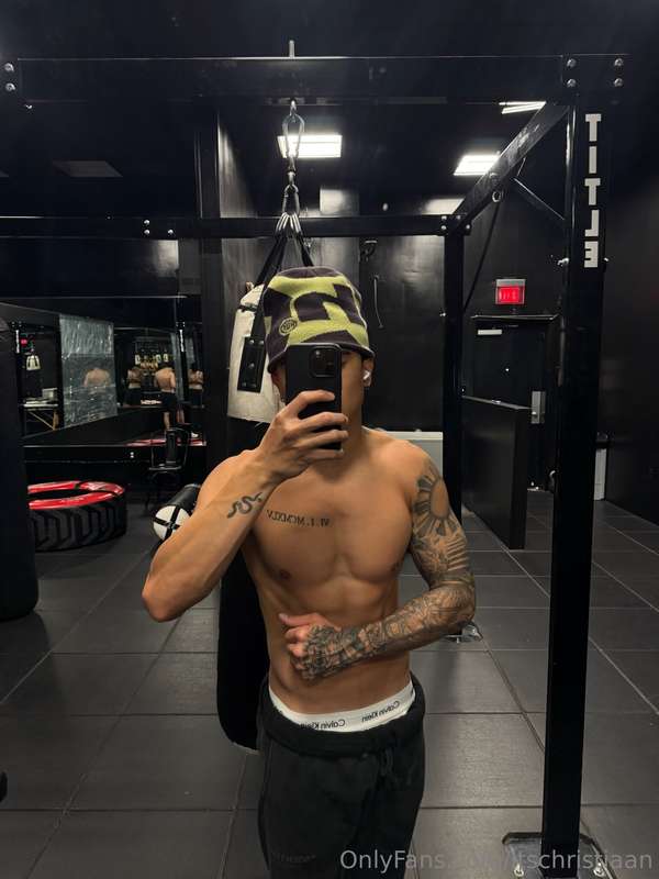 who’s tryna collab 😤 1