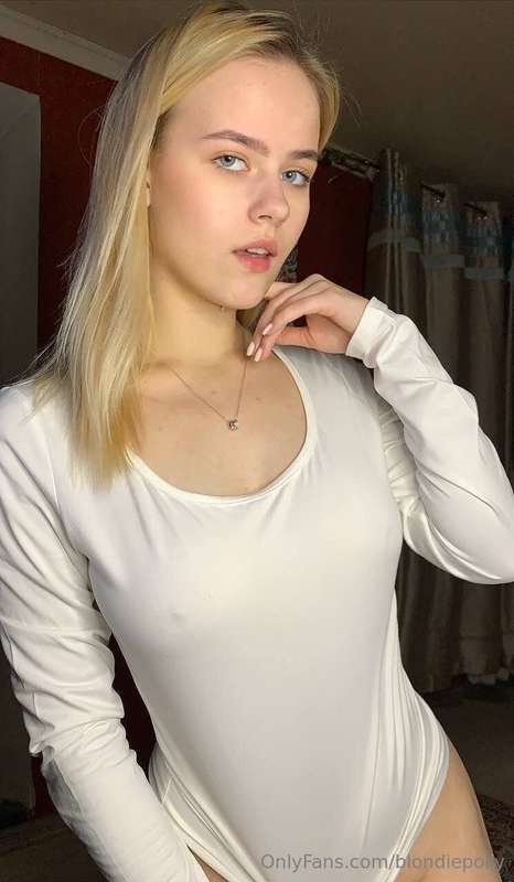 Do u like me in this outfit, or I like me more without it😜? 