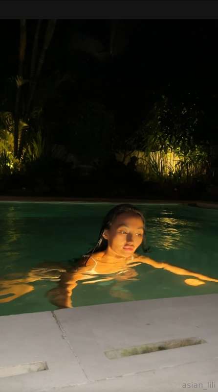 Dancing at night near the pool is my therapy 💧Every beat tak..