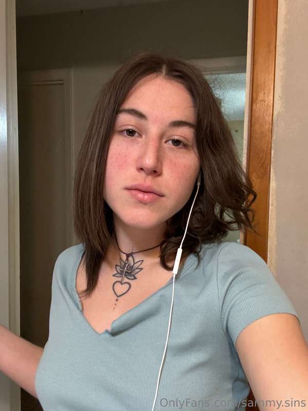 Straightened my hair and I forgot how to act 💅 14