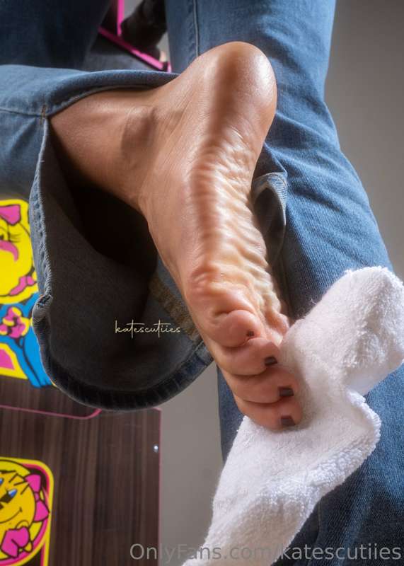 Airing out these sweaty feet🥵 5
