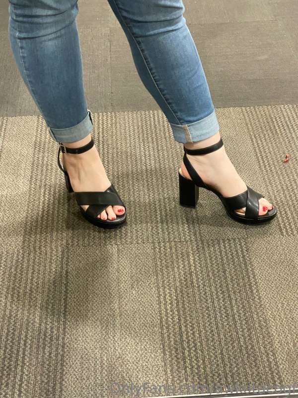Went shoe shopping for graduation 👩🏼‍🎓  which one is your fa..