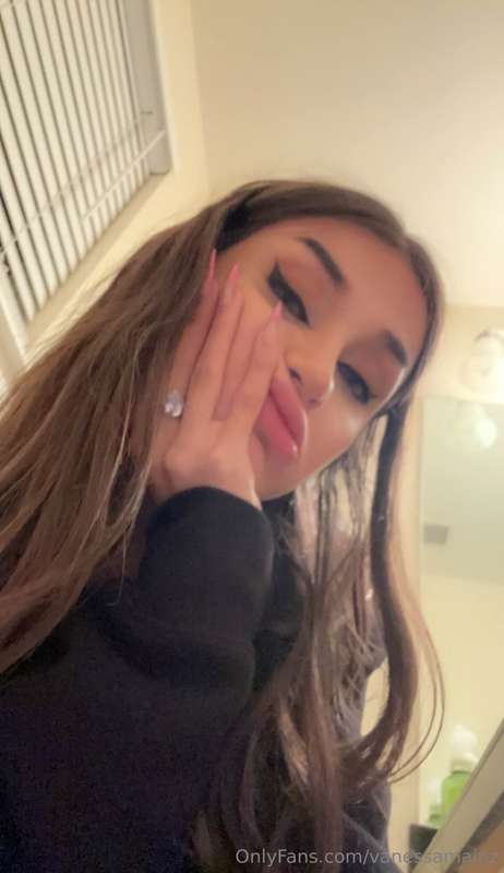 Kinda bored rn 😩 Wanna chat? 