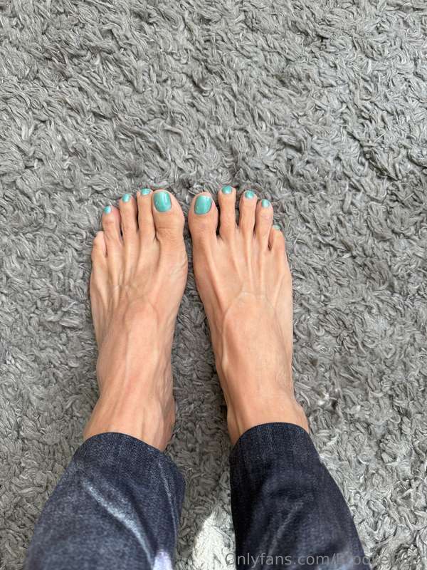 I got a fresh pedicure for all of you feet lovers out there... 2