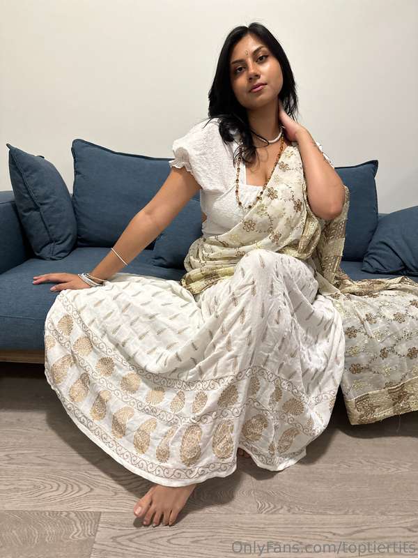 Desi Girlfriend's Secret Desire: SFW Photo Set 2

Model: @th.. 9