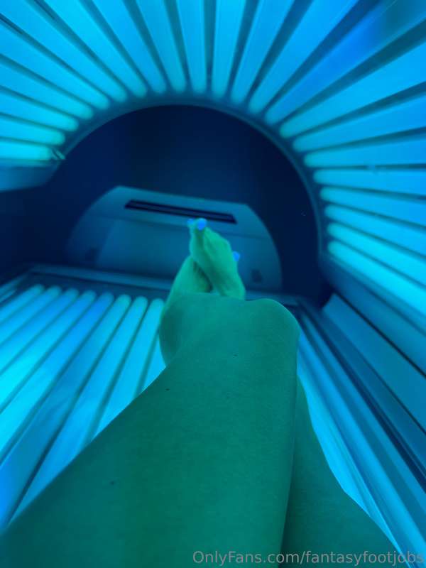 Happy hump day! I thought I’d give you a peek at me tanning .. 1