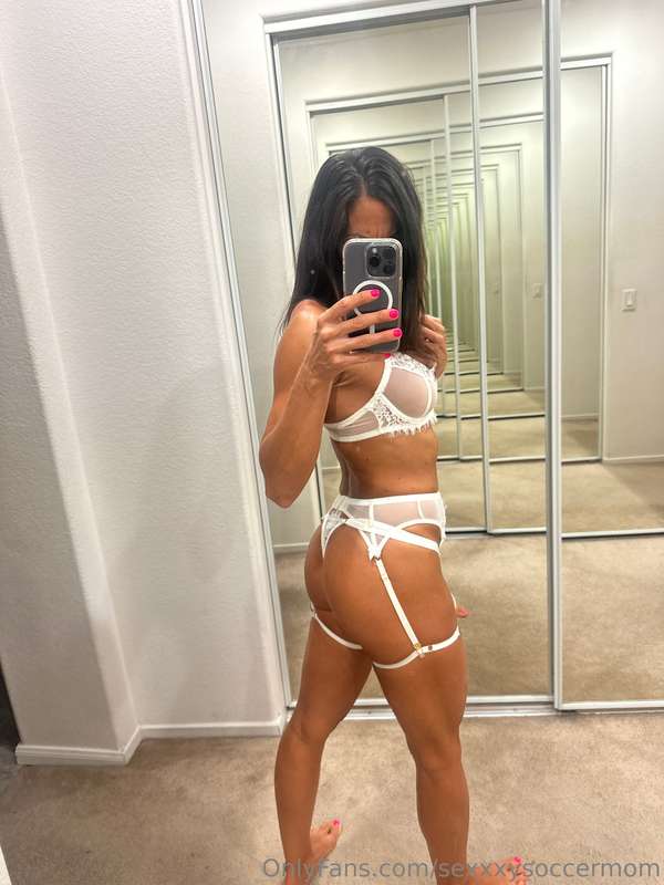 Want to play with this little MILF? 🤍😏