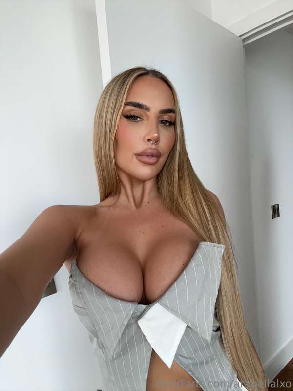 Would I distract you in the office? 👀