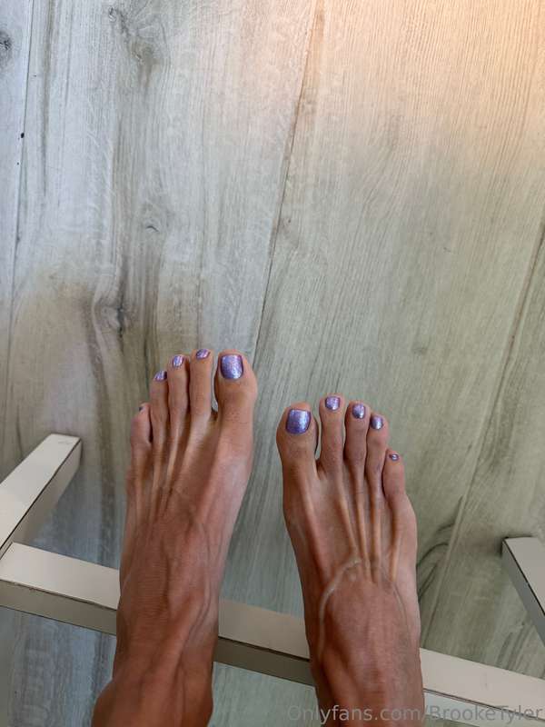 I got a fresh pedi for all you foot lovers, here you go😜  1