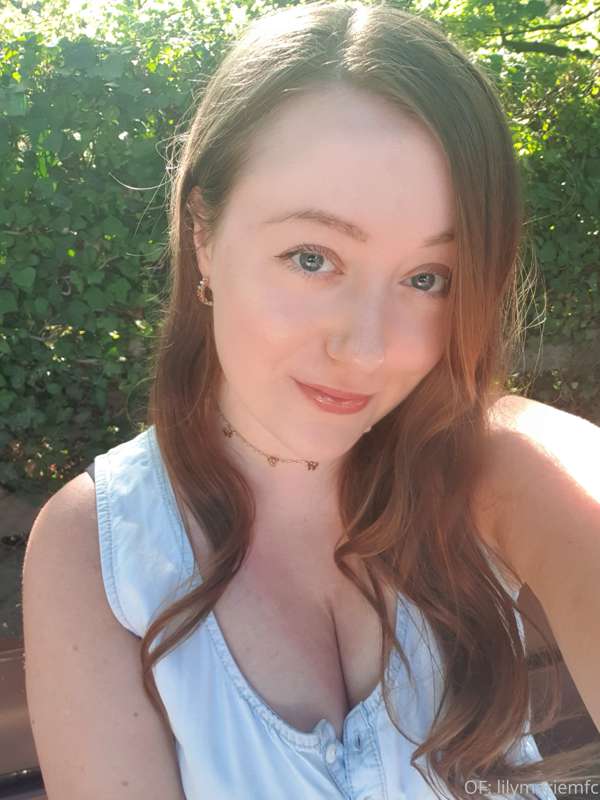 I gave myself wavy hair for a big photo set I made in a rose.. 1