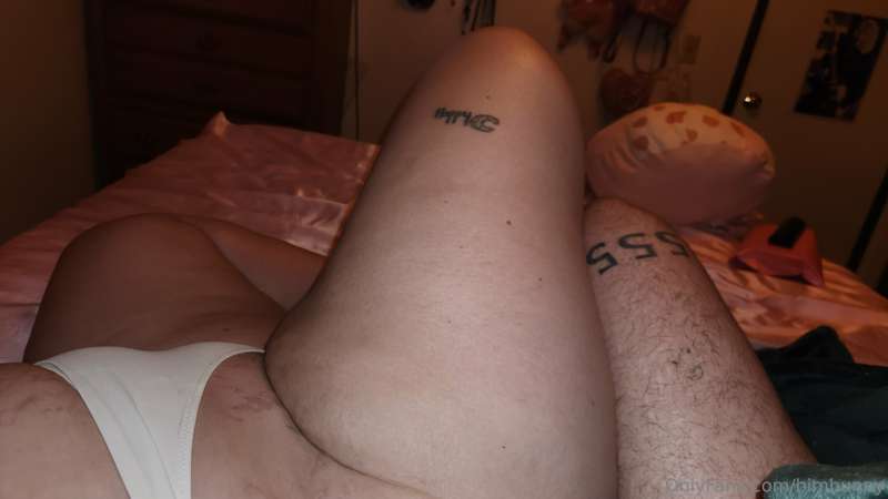 Holy FUCK!!!!!!!! My feeders leg looks TINY next to mine! I'.. 4