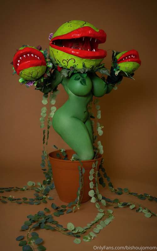 FEED ME ALL NIGHT LONG🪴👄🍃 Here is some nude Audrey 2 for you.. 4
