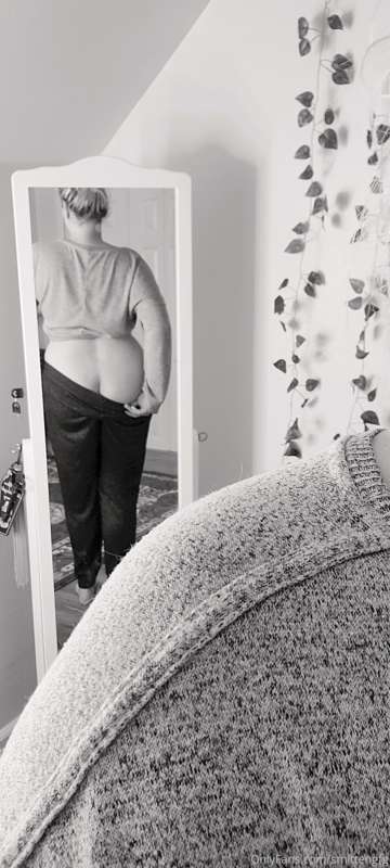 I think I see back dimples??? I never knew I had them, they'..