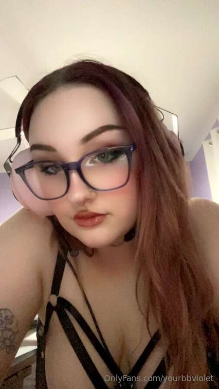 Gamer Girl nudes ;)  2 videos, 7 photos mainly tits in this .. 5