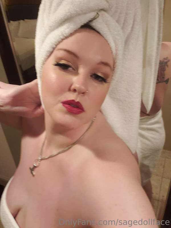 I took some hotel selfies while in Vegas using the incredibl..