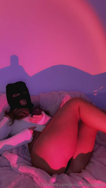 I kinda fancied some mood lighting for these pics... 🤫Do you.. 2