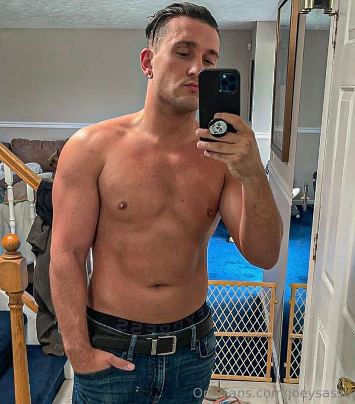 daddy's shirtless for you... 👀