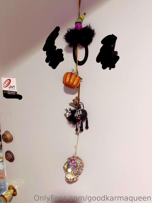 H A L L O W E E N  ---- I'm ready for ya!!!!

My front door ..