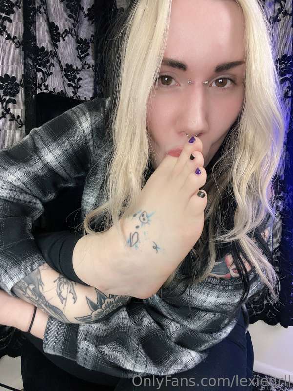 My feet taste so good. Do you want to try them? 😈 6
