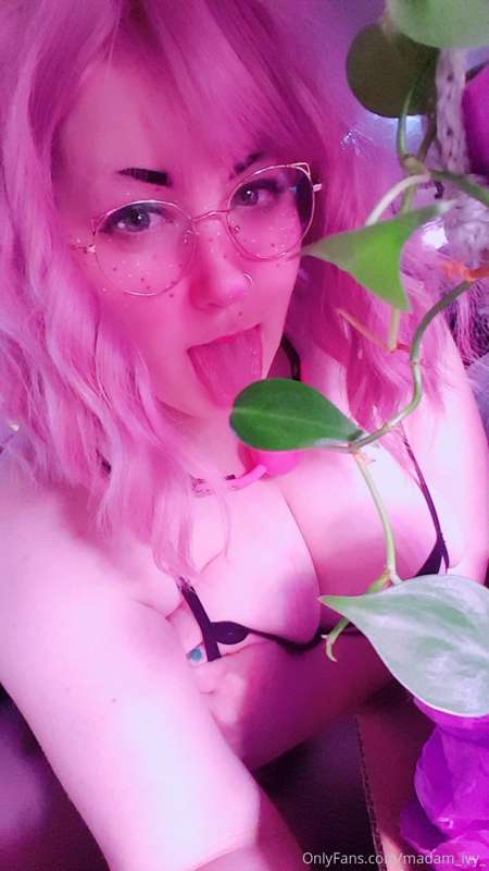 WE FOUND THE PHONE 
I fucking loved this set so much omg 4