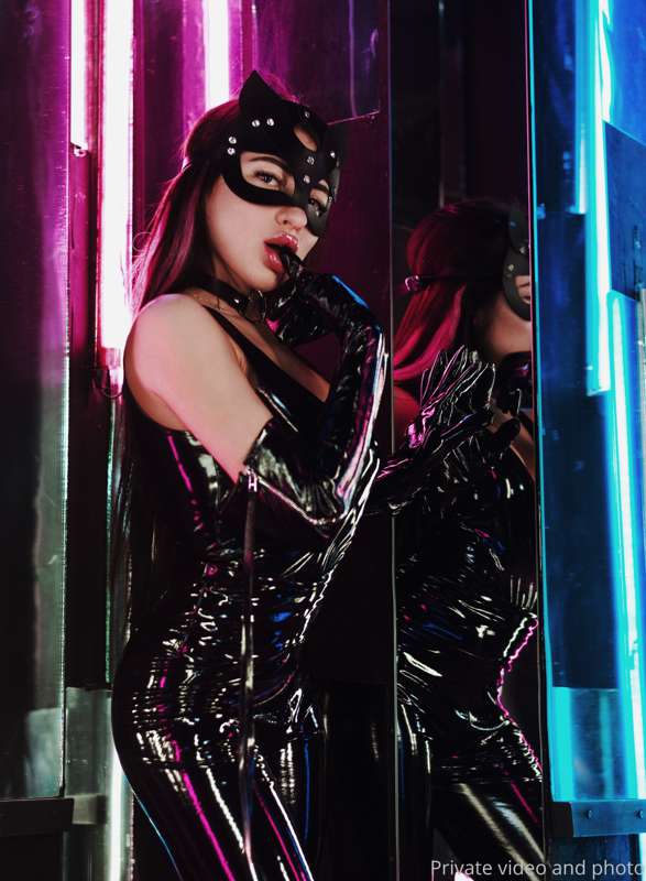 💥Hey boy , look at your nasty  Cat Latex Misstress💥
you is m.. 9