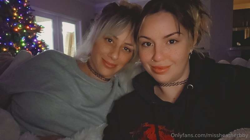 Snuggle day 💖 with @lexibby69 
👉 Swipe for boobas 😉