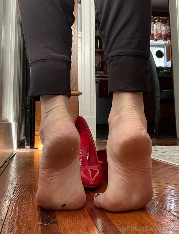 The allure of dangling red stiletto pumps lies in the tantal.. 5