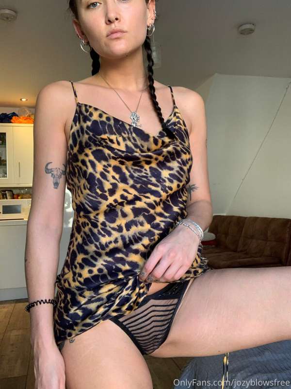 Who wants a striptease? 😈😈💦