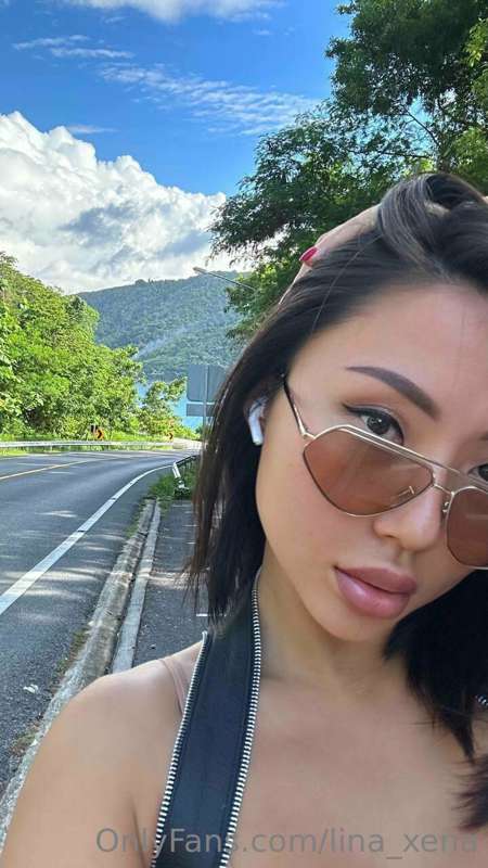 Honey, how I love long walks💋
Really, it's so hot outside 🥵 ..