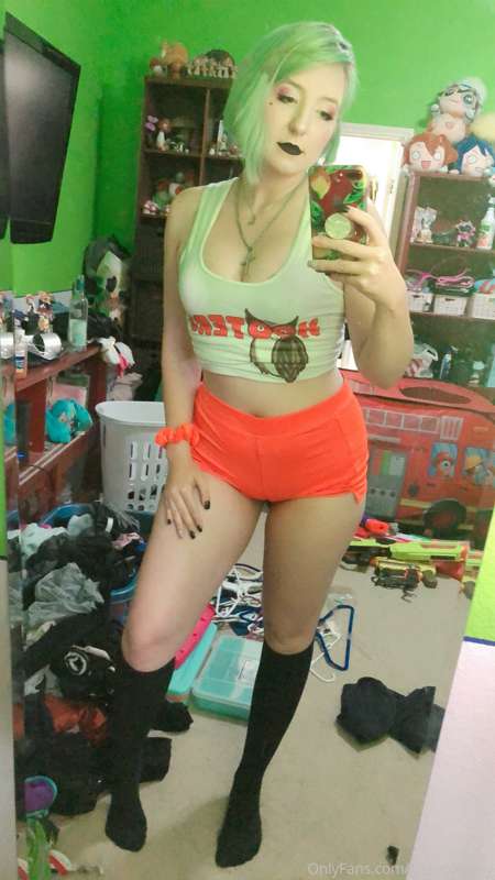Alternative Hooters girl pics? 😊😈😁 tip me to encourage me to.. 14