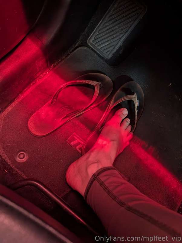 Red light special 👣🩴🚙