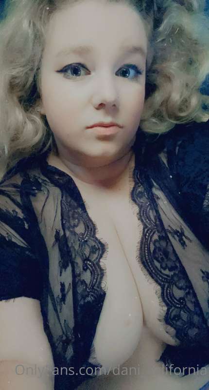 Want me to remove my robe ? 😝 send me a tip babe.