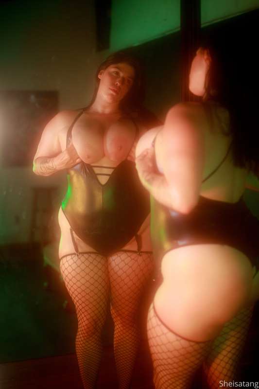 Just a oiled up curvy slut 4