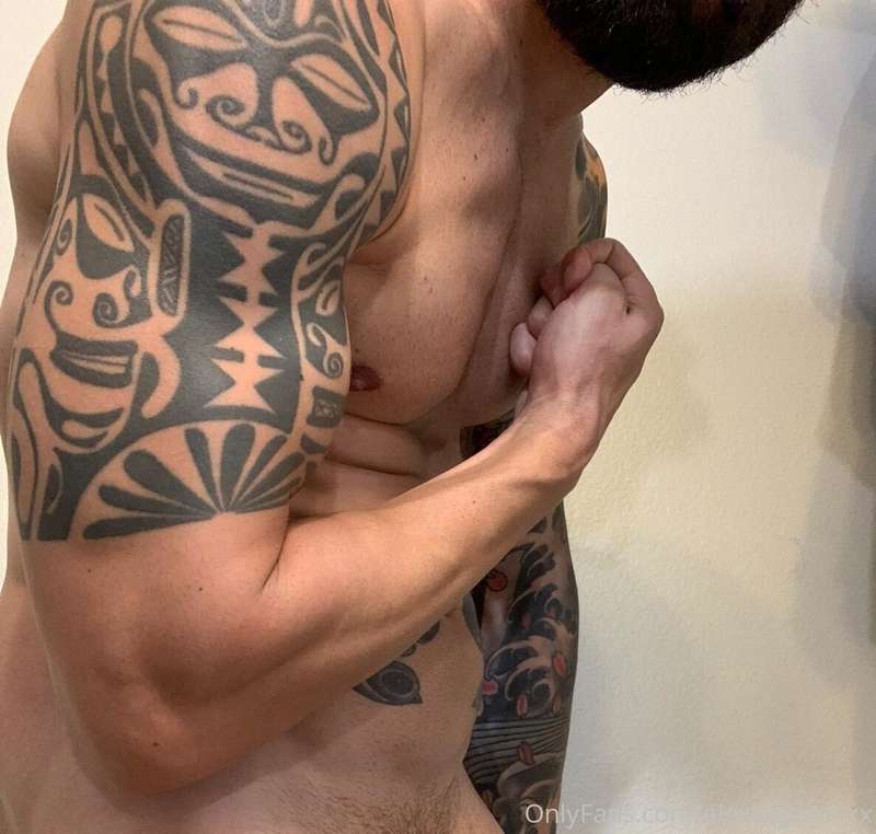I took some post workout flexing pics 💪🏻🔥 who wants to see t..